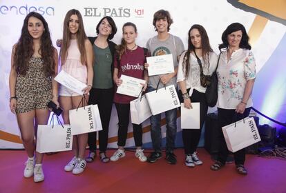 A Elena Blanco González, Aurora Cabo Alonso, Marta Prado Nieto, Lucía Montero Busto y Pablo García Grossi por “See a psychologist? Are you mad?”. COLEGIO STO. DOMINGO DE GUZMÁN. Oviedo, Asturias. Les ha entregado el premio la redactora jefe de Economía, Cristina Delgado.