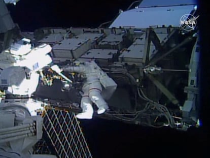 Una astronauta estadounidense durante un paseo espacial en la Estación Espacial Internacional.