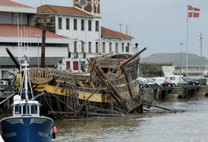 El temporal de viento destrozó ayer la réplica de un ballenero del s. XVII en el muelle de Bermeo.