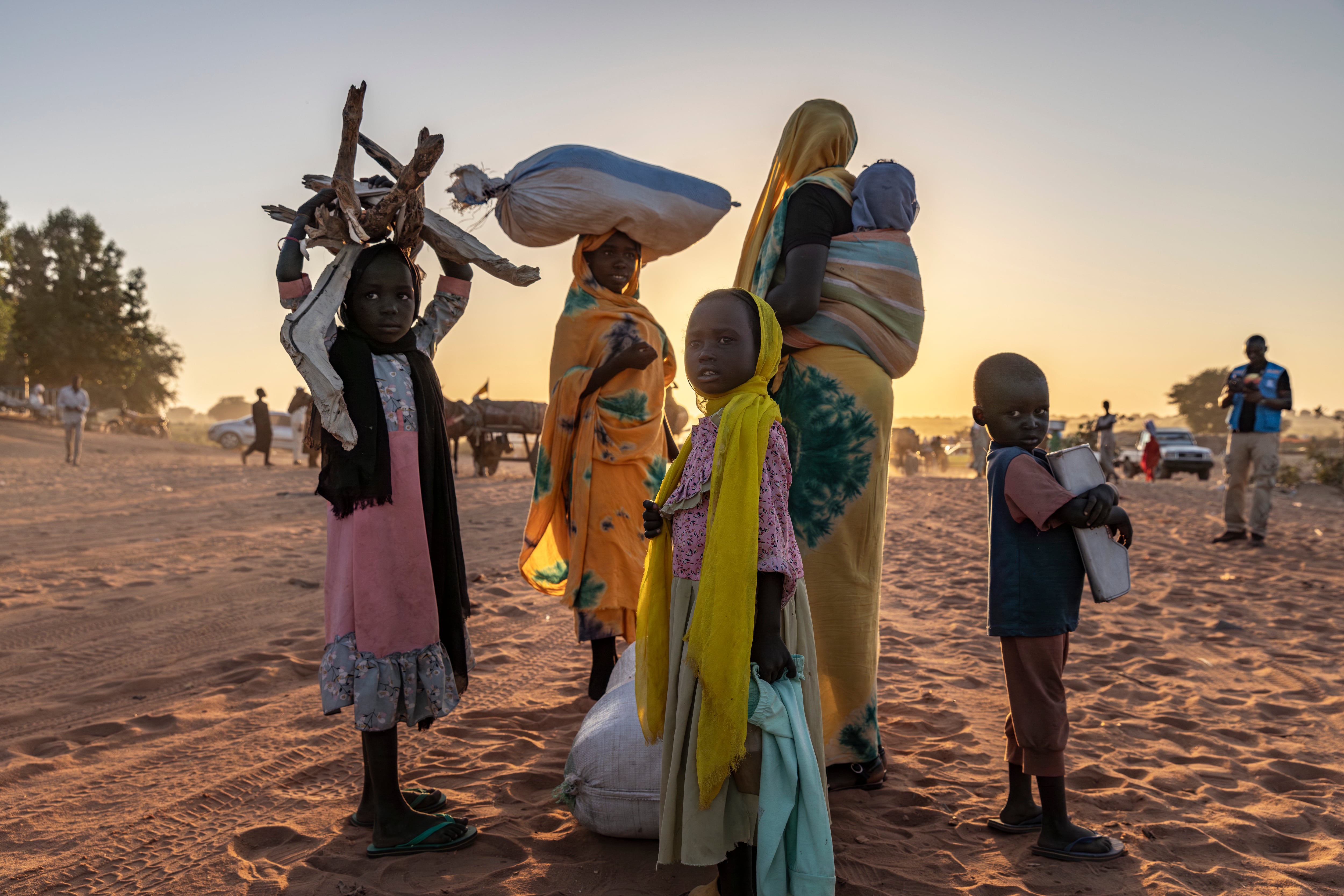 Rifugiati sudanesi appena arrivati ​​nella città di confine di Adre, nel Ciad orientale.