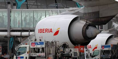 Labores de mantenimiento de un avión de Iberia. 