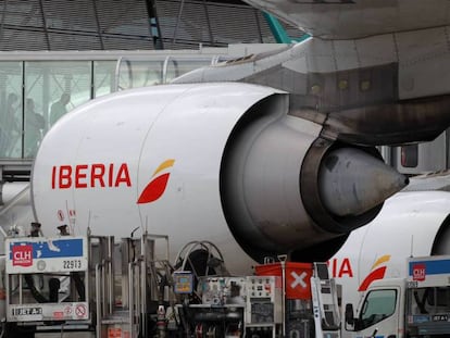 Labores de mantenimiento de un avión de Iberia. 