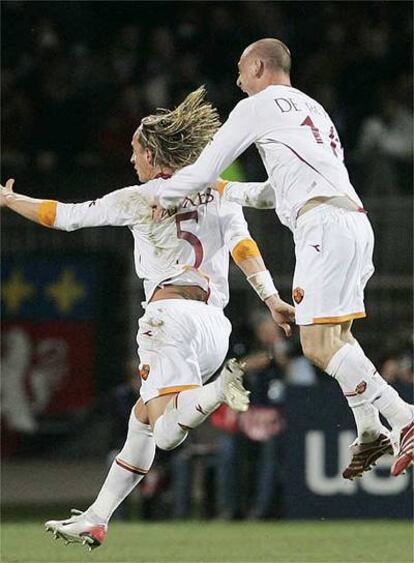 Daniele De Ross y Philippe Mexes celebran un gol