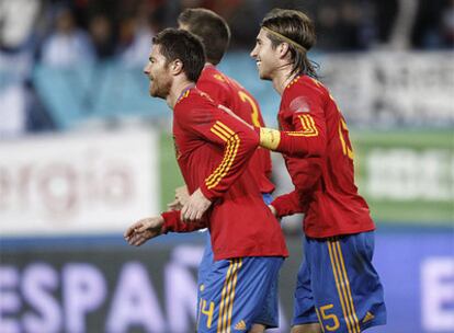 Xabi Alonso, autor de los dos goles, celebra uno junto a Sergio Ramos