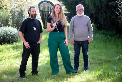 De izquierda a derecha, los investigadores Enrique Ledesma, Sara Castro-Cobo y Miguel L. Munguira en el campus de la Universidad Autónoma de Madrid.