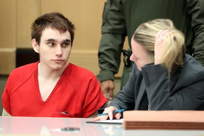 Nikolas Cruz, el tirador de Parkland, y su abogada en una vista judicial previa a su juicio, en enero de 2020.