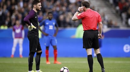 Felix Zwayer se comunica com os assistentes de vídeo no França x Espanha.