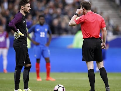 Felix Zwayer se comunica com os assistentes de vídeo no França x Espanha.