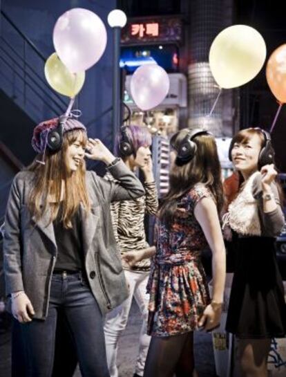 Jóvenes en una discoteca silenciosa (donde la música se escucha con auriculares) en el barrio de Hongdae, en Seúl.