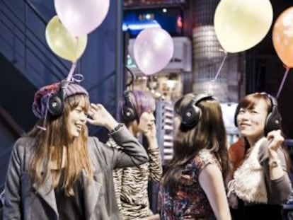 Jóvenes en una discoteca silenciosa (donde la música se escucha con auriculares) en el barrio de Hongdae, en Seúl.