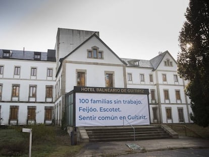 Fachada del balneario de Guitiriz, el pasado viernes, con una pancarta de protesta.