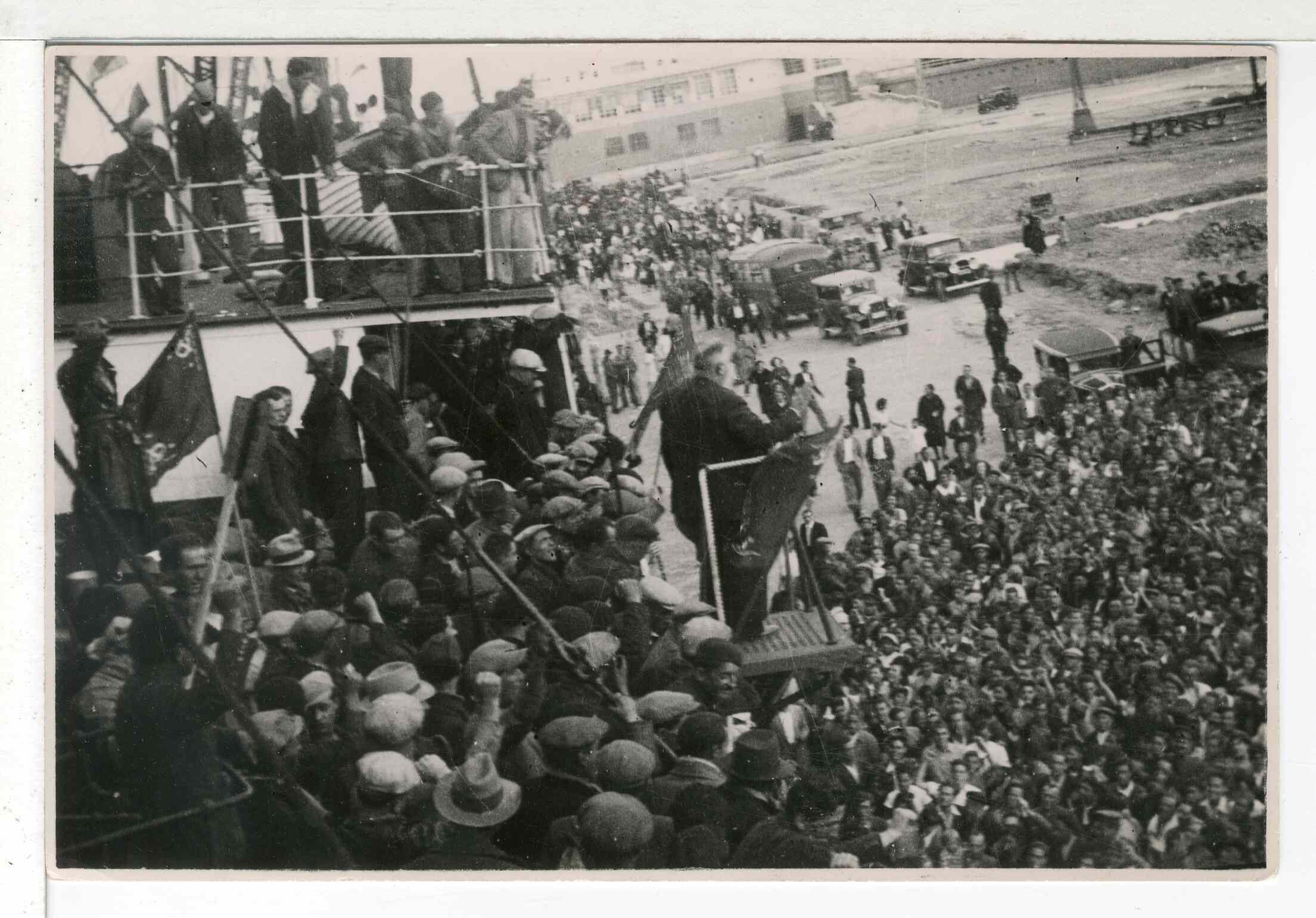 Llegada de voluntarios de las Brigadas Internacionales al puerto de Valencia, el 26 de octubre de 1936.