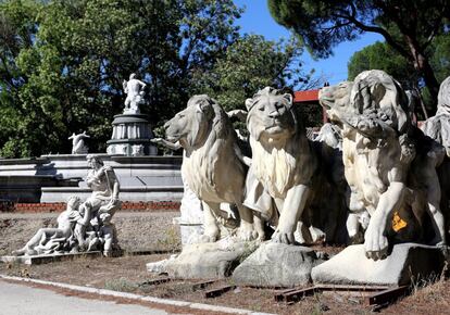 En primer plano los leones originales del monumento a Alfonso XII del Retiro, que se sustituyeron por unas réplicas de bronce; un grupo escultórico que formaba parte del monumento a Juan Villanueva que se levantó entre 1946 y 1951 y, al fondo, la fuente de Eolo de 1996 a la que todavía no se ha encontrado ubicación.