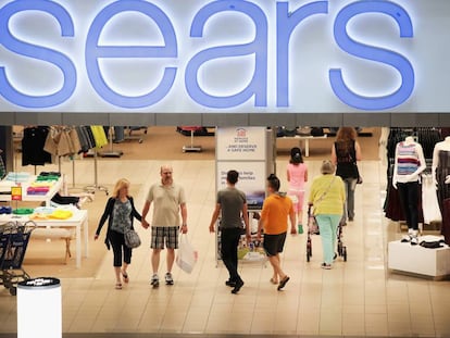 Clientes en una tienda de Sears en un centro comercial de Shaumbrug (Ilinois, EE UU)