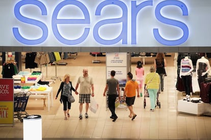 Clientes en una tienda de Sears en un centro comercial de Shaumbrug (Ilinois, EE UU)