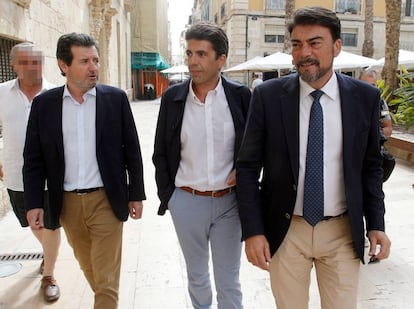 GRAFCVA5417. ALICANTE, 10/06/2019.- Los representantes del PP Luis Barcala (d), Carlos Mazón (c), y José Císcar llegan al ayuntamiento de Alicante para la reunión que han mantenido con representantes de Ciudadanos de cara a un posible pacto para la constitución del ayuntamiento el próximo sábado. EFE/Pep Morell