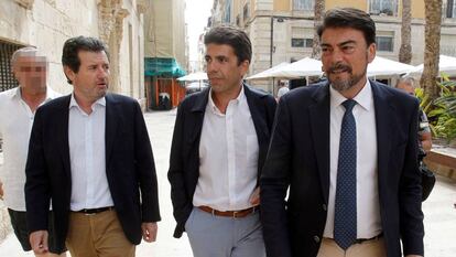 GRAFCVA5417. ALICANTE, 10/06/2019.- Los representantes del PP Luis Barcala (d), Carlos Mazón (c), y José Císcar llegan al ayuntamiento de Alicante para la reunión que han mantenido con representantes de Ciudadanos de cara a un posible pacto para la constitución del ayuntamiento el próximo sábado. EFE/Pep Morell