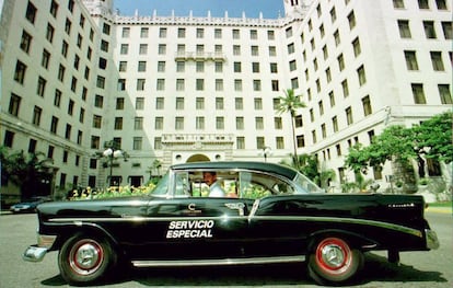 Un taxi frente al hotel Nacional en La Habana, donde se celebraron reuniones de la mafia.