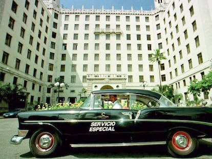 Un taxi frente al hotel Nacional en La Habana, donde se celebraron reuniones de la mafia.