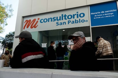 Personas esperan en un consultorio de la Farmacia San Pablo donde se ofrece la vacuna de Pfizer contra la covid-19 en México.