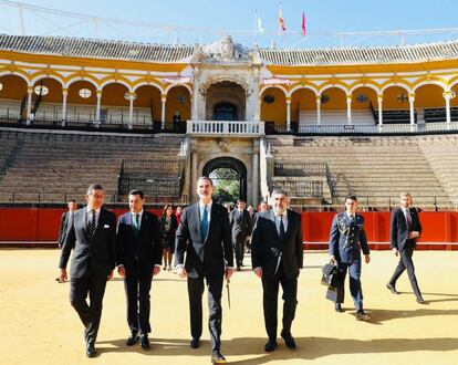 Felipe VI, en La Maestranza, el 20 de febrero de 2020, acompañado, de izquierda a derecha, por Santiago León, teniente de Hermano Mayor, el presidente de la Junta y el ministro de Cultura.