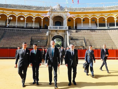 Felipe VI, en La Maestranza, el 20 de febrero de 2020, acompañado, de izquierda a derecha, por Santiago León, teniente de Hermano Mayor, el presidente de la Junta y el ministro de Cultura.