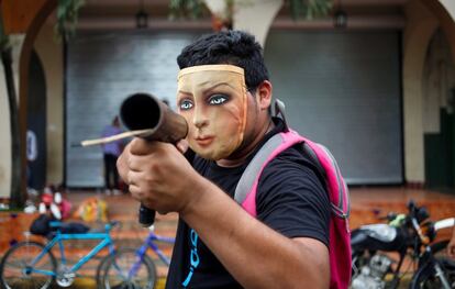 Un manifestante posa para una foto sosteniendo un arma casera durante las protestas en Managua.