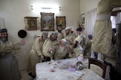 Es típico que los judíos ultraortodoxos celebren con vino la llegada de la fiesta de Purim. En la imagen, un grupo de hombres judíos ultraortodoxos celebran la fiesta de Purim en el barrio de Mea Shearim.