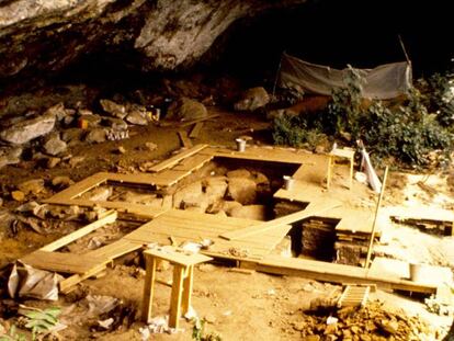 Excavaciones en el abrigo rocoso de Shum Laka (Camerún), en una imagen de archivo de 1994.  