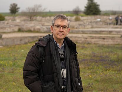 Santiago Posteguillo, autor de 'Roma soy yo', en las ruinas de Pella, antigua capital del reino de Macedonia en la época de Alejandro Magno.