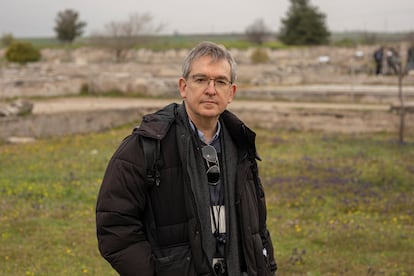 Santiago Posteguillo, autor de 'Roma soy yo', en las ruinas de Pella, antigua capital del reino de Macedonia en la época de Alejandro Magno.