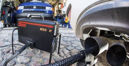 Un dispositivo mide los niveles de emisiones de un vehículo Volkswagen en Fráncfort (Alemania).