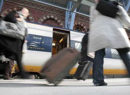 Un grupo de pasajeros desembarca del Eurostar en la estación de Saint Pancras, en Londres.