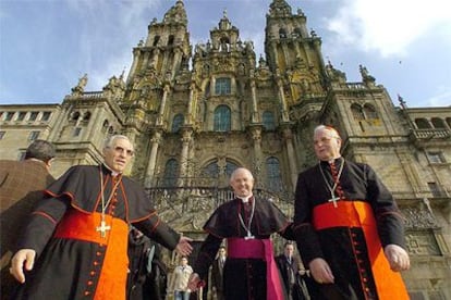 El arzobispo de Madrid, Antonio María Rouco Varela, el de Santiago, Julián Barrio y el de Sevilla, Carlos Amigo Vallejo, a la salida de la misa celebrada en Santiago.