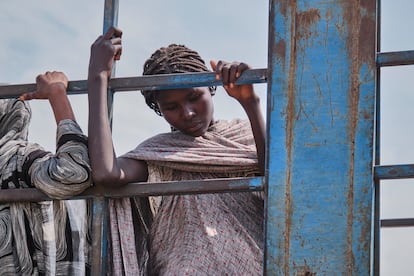 Una refugiada sudanesa en el camión de la OIM momentos antes de ser trasladada a Renk, en Sudán del Sur.