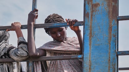 Una refugiada sudanesa en el camión de la OIM momentos antes de ser trasladada a Renk, en Sudán del Sur.