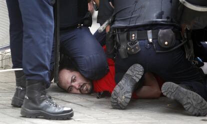 Un minero es reducido por policías durante la protesta en Madrid.