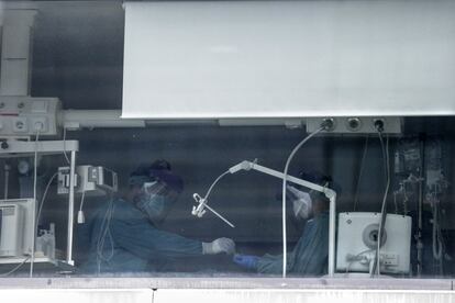 El personal sanitario atiende a un paciente en la UCI del hospital La Paz de Madrid, este lunes.