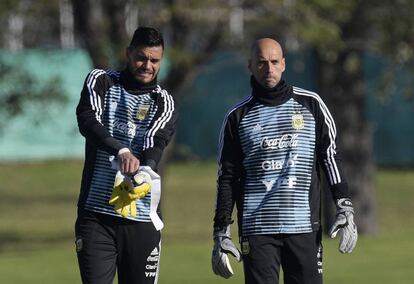 Los porteros Sergio Romero (izquierda) y Willy Caballero el martes, en el inicio del entrenamiento de la selección de Argentina en el predio de la AFA en Ezeiza, Buenos Aires