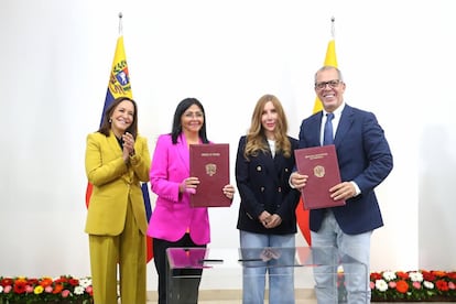 Coromoto Godoy, ministra de Comercio Exterior de Venezuela; Delcy Rodríguez, vicepresidenta de Venezuela; Diana Morales, ministra de Comercio, Industria y Turismo de Colombia y Alfredo Saade, jefe de Gabinete del Gobierno de Colombia, durante la firma del memorando de Entendimiento entre Colombia y Venezuela, en Caracas (Venezuela), el 17 de julio de 2025.