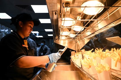 Otros 50 restaurantes abrirán el lunes, unos 200 a finales de junio y luego abrirán de 50 a 100 restaurantes por semana hasta llegar al millar, si se cumplen los mejores pronósticos.