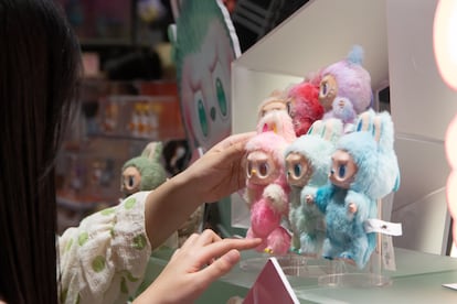 Tienda de Pop Mart, en Shanghái (China), con las diferentes colecciones de Labubu.