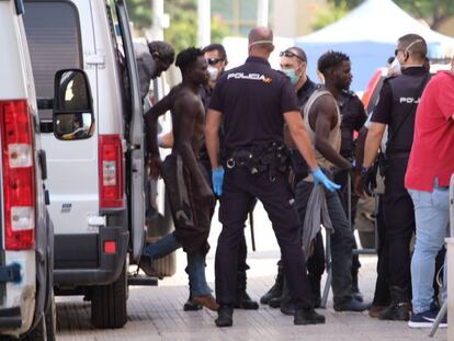 Un grupo de subsaharianos conducidos por la Policía Nacional en Melilla.