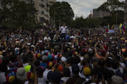 Juan Guaidó dio un discurso sobre un coche en la avenida Victoria de Caracas, Venezuela.