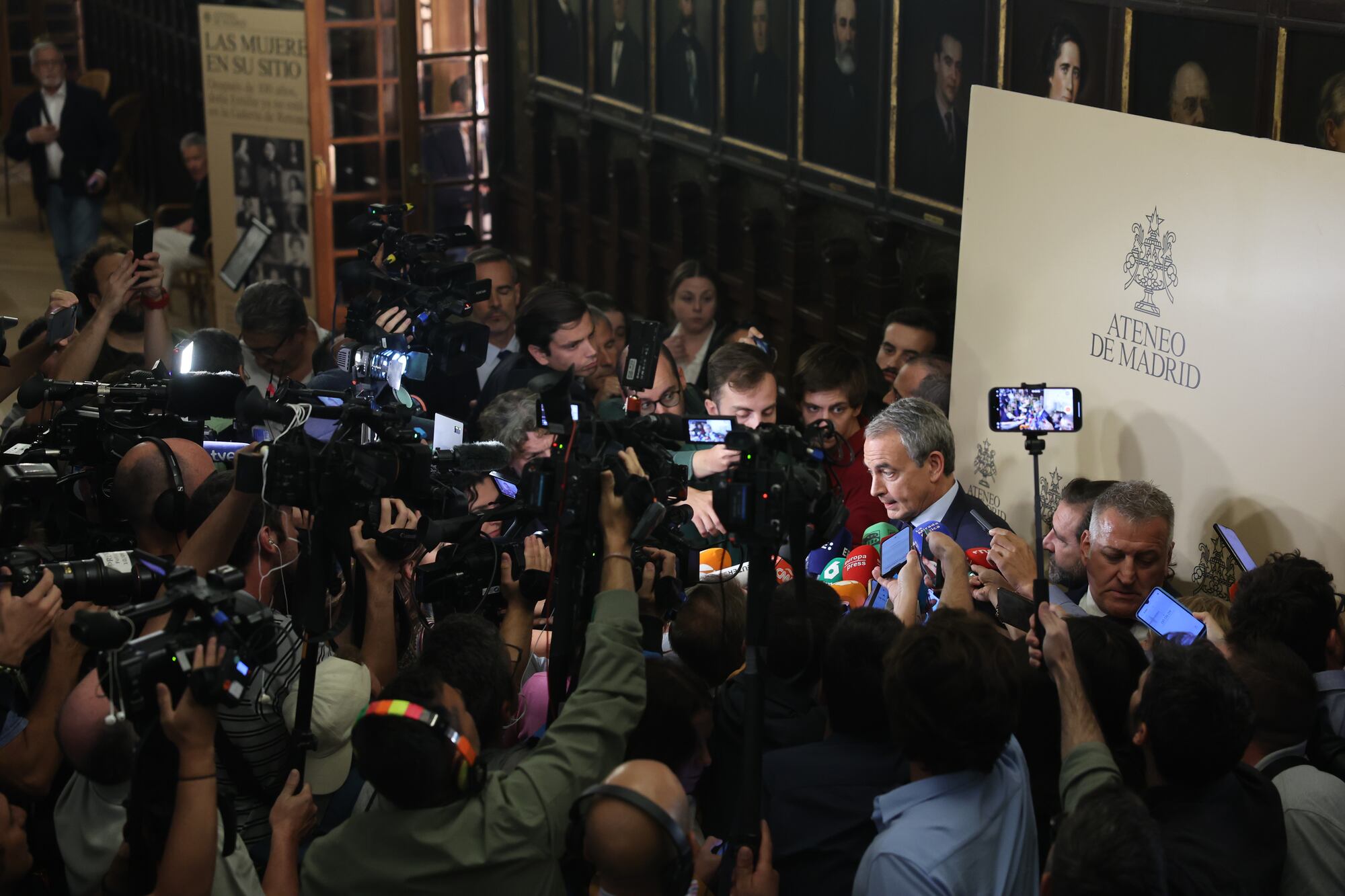 José Luis Rodríguez Zapatero atiende a los medios de comunicación, este martes.