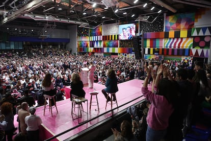 El polideportivo Magariños de Madrid, con una capacidad para unas 3.000 personas, se ha quedado pequeño y varios simpatizantes de la vicepresidenta han tenido que seguir el acto del proyecto Sumar en una pantalla en el exterior del recinto.