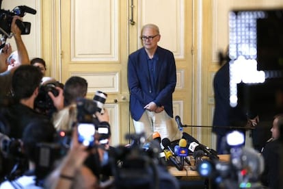 Patrick Modiano comparece en la sede de Gallimard, su editorial francesa, tras conocer la concesi&oacute;n del premio Nobel. 