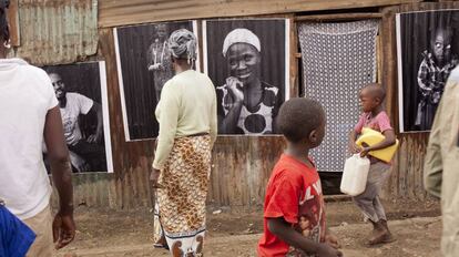 Exposici&oacute;n callejera &#039;A trav&eacute;s de tus ojos&#039;, en Nairobi, surgida como resultado de un taller de fot&oacute;grafa espa&ntilde;ola Patricia Esteve para conmemorar el D&iacute;a de la Mujer.