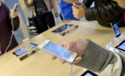 Un comprador observa un nuevo iPhone 5S en una tienda Apple de Nueva York, EE.UU., el 20 de septiembre de 2013.