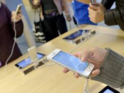 Un comprador observa un nuevo iPhone 5S en una tienda Apple de Nueva York, EE.UU., el 20 de septiembre de 2013.